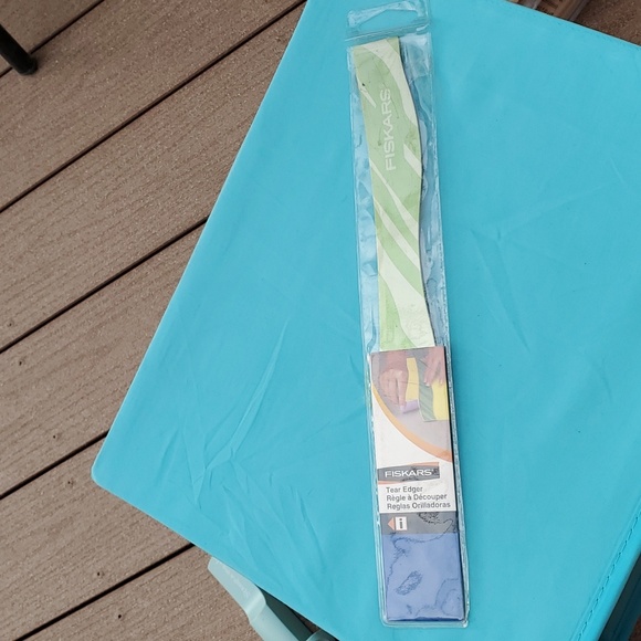 Paper edge tear tool (wave shape) by Fiskars - Picture 1 of 4